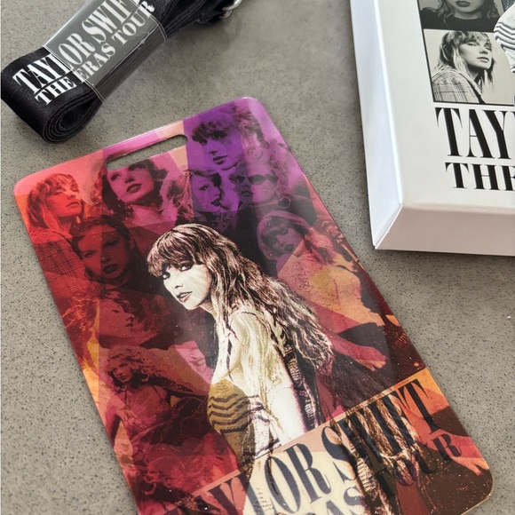 “ I Remember It All Too Well “
Taylor Swift Eras Tour VIP Merchandise Package - Picture 10 of 14